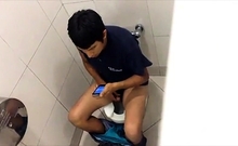 Str8 spy guy in public toilet