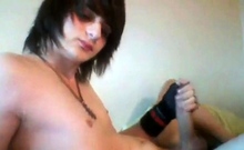 18 yo EMO boy cums on cam