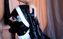 Latex Belle Svenska amatrdeepthroats i Latex Nun Outfit